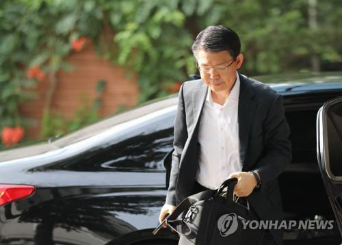 은성수 금융위원장 후보자가 지난 22일 오전 서울 종로구 금융감독원 연수원에 마련된 청문회 준비 사무실로 출근하고 있다. 연합뉴스